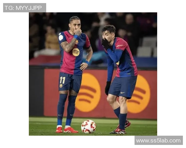 西甲焦点战巴萨大胜马竞帽子戏法引发争议判罚热议